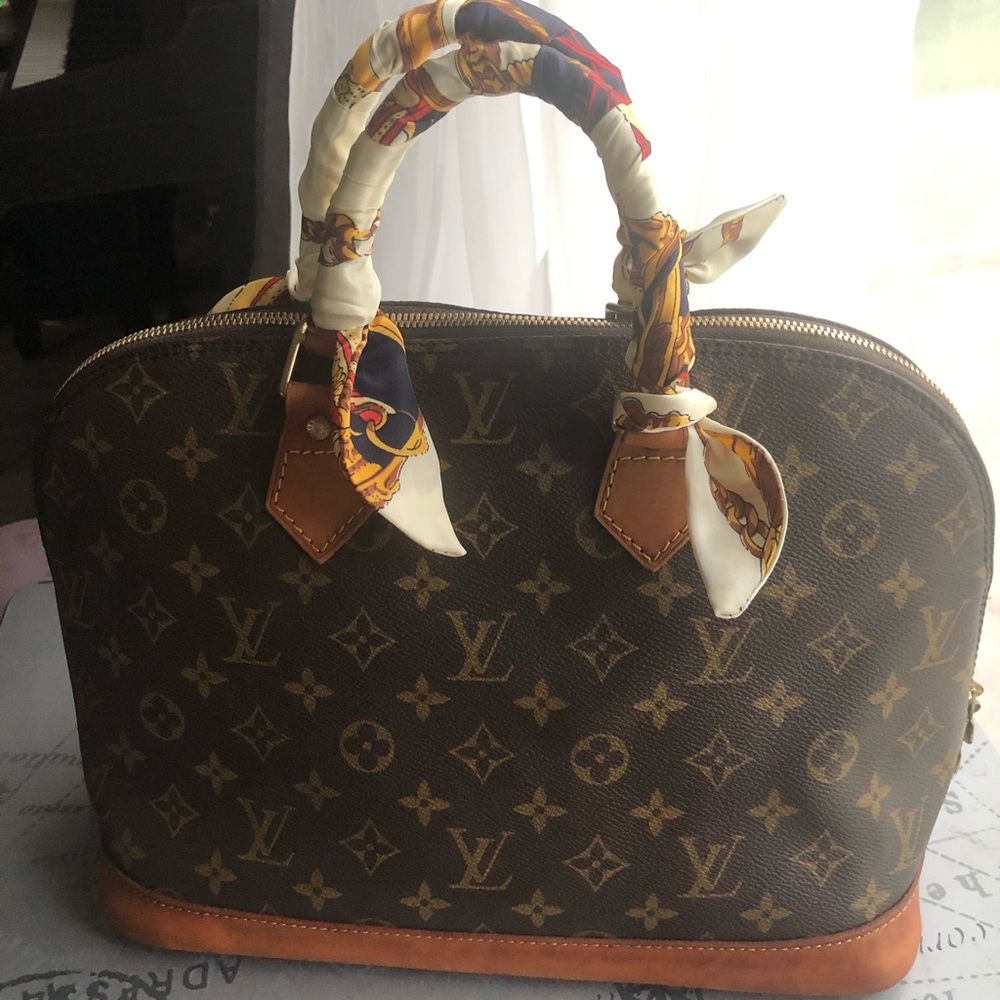 Selling LV ALMA In good condition